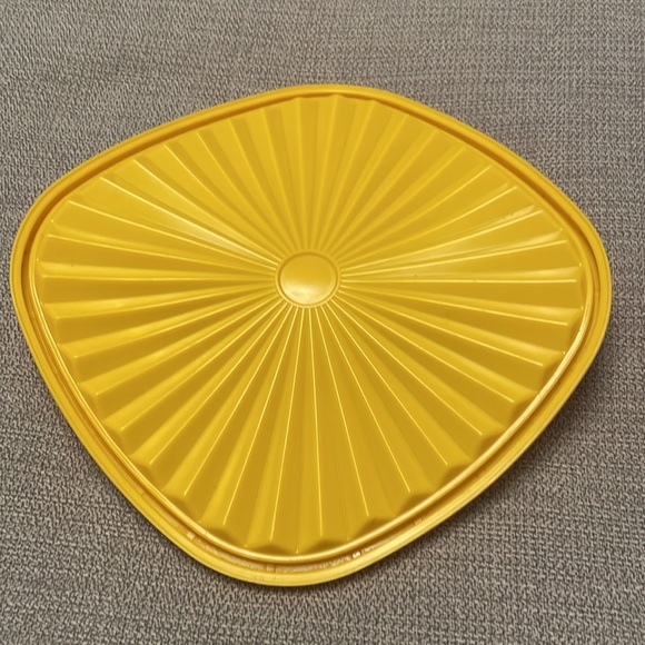 Vintage Tupperware Yellow Square Servalier Lid - Picture 2 of 3